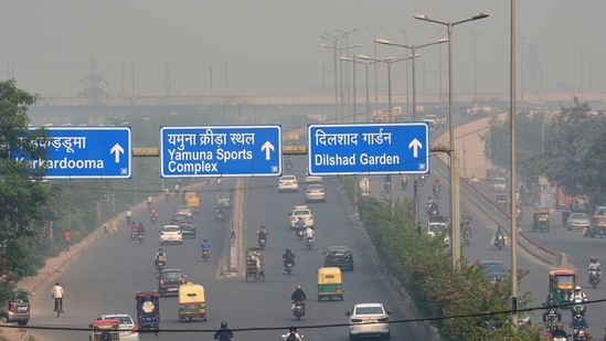 According to the Central Pollution Control Board (CPCB), the concentration of lung-damaging fine particles known as PM2.5 was above 400 micrograms per cubic metre at 10 am in the capital, around seven times the safe limit of 60 micrograms per cubic metre, in many areas.(PTI)
