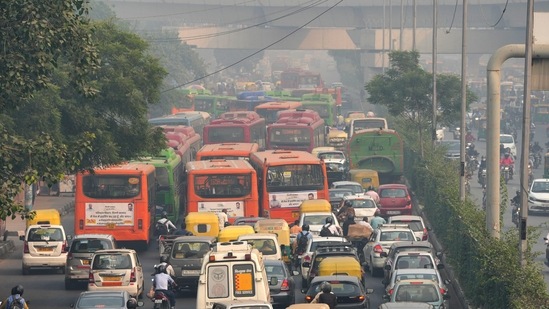 A layer of pungent haze lingered over Delhi on Saturday morning as average AQI hits ‘severe’ at most monitoring stations in Delhi.(PTI)