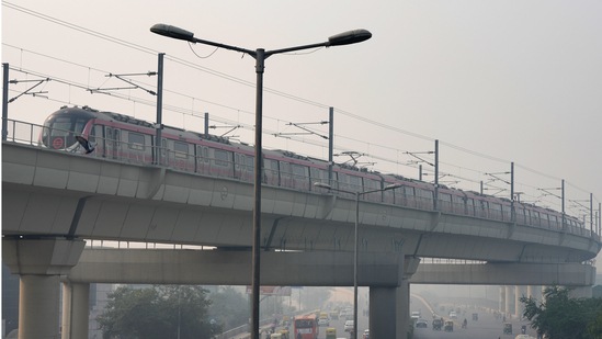 According to the Central Pollution Control Board (CPCB), most air quality monitoring stations in Delhi recorded the 24-hour average Air Quality Index (AQI) in the ‘severe’ or upper end of the ‘very poor’ category at 10am on Saturday.(PTI)
