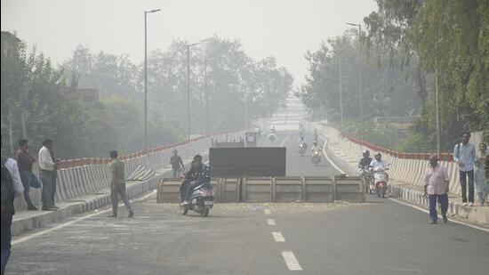 Ghaziabad, India – October 28, 2022: A barrier installed at the Dhobi Ghat bridge only permits two-wheelers to pass through, in Ghaziabad, India, on Friday, October 28, 2022. (Photo by Sakib Ali/ Hindustan Times).