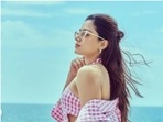 Rashmika Mandanna は、チェック柄のカットアウト ドレスで夏を楽しみます。 中の写真(Instagram/@rashmika_mandanna)