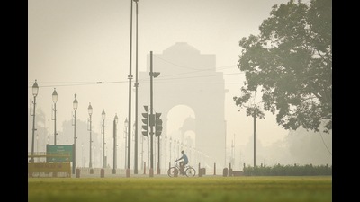 A thick haze at India Gate in Delhi on Sunday. (Sanchit Khanna/HT Photo)