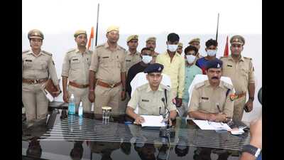 The nabbed vehicle lifters in police custody. (HT PHOTO) The nabbed vehicle lifters in police custody. (HT PHOTO)