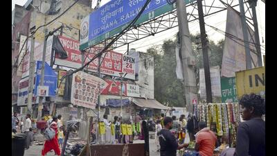 Visitors at the railway station are regularly greeted with littered waste, unhygienic eating vends and encroachments by auto and e-rickshaws in Ludhiana. (Harvinder Singh/HT) Visitors at the railway station are regularly greeted with littered waste, unhygienic eating vends and encroachments by auto and e-rickshaws in Ludhiana. (Harvinder Singh/HT)
