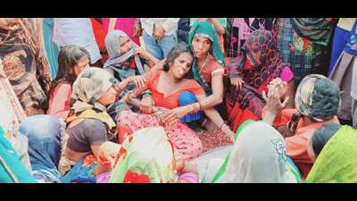 Grieving family members of the two deceased girls at Dhakiya village in Lakhimpur Kheri on Sunday. (HT photo)