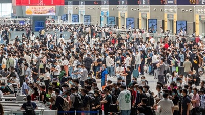 Covid In China: Passengers crowd Zhengzhou East Railway Station. (AFP) Covid In China: Passengers crowd Zhengzhou East Railway Station. (AFP)