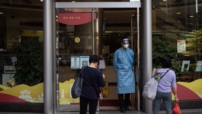 Covid In Macau A security guard controls the entrance to a bank in the Fai Chi Kei area. (Bloomberg) Covid In Macau A security guard controls the entrance to a bank in the Fai Chi Kei area. (Bloomberg)