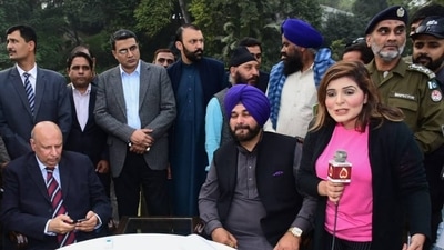 Pakistani journalist Sadaf Naeem with Indian cricketer-turned-politician Navjot Singh Sidhu (File)