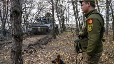 Russia-Ukraine War: Ukrainian artillery unit members turn back to their position after fire towards Kherson. (AFP)