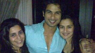 Ameesha Patel and Shahid Kapoor at a party.