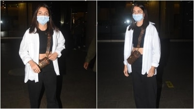 Anushka Sharma slays a monochrome fashion moment at the airport. (HT Photo/Varinder Chawla) Anushka Sharma slays a monochrome fashion moment at the airport. (HT Photo/Varinder Chawla)