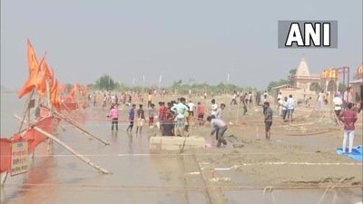 The second day of Chhath Puja is known as Kharana. On this day, the parvaitin cooks roti and rice kheer and serves it as a bhog to the 'Chandradevta' (Moon God). (Gorakhpur ghat) (ANI)
