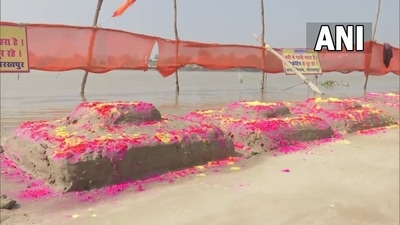 A full-day fast without water is observed on the third day of Chhath Puja. (Gorakhpur ghat) (ANI)