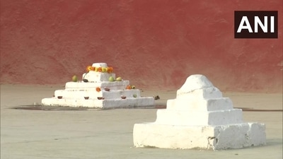 On the fourth and final day of Chhath, Dusri Arghya is given to the rising Sun and it is known as Usha Arghya.(ITO ghat, Yamuna, Delhi) (ANI)