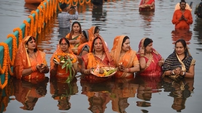 Devotees offer prayers during Chhath puja in Lucknow. ( Deepak Gupta/ Hindustan Times) Devotees offer prayers during Chhath puja in Lucknow. ( Deepak Gupta/ Hindustan Times)