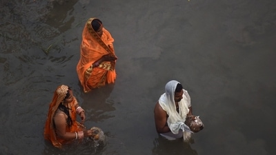 Devotees perform rituals in the Yamuna River at Kalindi Kunj on the occasion of Chhath puja, in Noida. (Sunil Ghosh/ Hindustan Times) Devotees perform rituals in the Yamuna River at Kalindi Kunj on the occasion of Chhath puja, in Noida. (Sunil Ghosh/ Hindustan Times)
