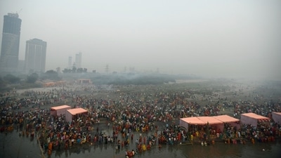 A top shot of crowds on the banks of the Yamuna, Kalindi Kunj, Noida. (Sunil Ghosh/ Hindustan Times) A top shot of crowds on the banks of the Yamuna, Kalindi Kunj, Noida. (Sunil Ghosh/ Hindustan Times)