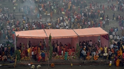 A pandal on the banks of the Yamuna river, Kalindi Kunj, Noida, on the third day of Chhath puja. (Sunil Ghosh/ Hindustan Times) A pandal on the banks of the Yamuna river, Kalindi Kunj, Noida, on the third day of Chhath puja. (Sunil Ghosh/ Hindustan Times)