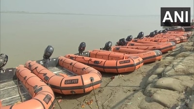 The core ritual around the festival involves devotees observing a fast and worshipping Chhathi Maiya to express gratitude to the Sun God for sustaining life on Earth. (Patipal Ghat, Ganga, Patna) (ANI)