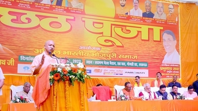Uttar Pradesh chief minister Yogi Adityanath addresses the gathering during Chhath puja festival in Lucknow on Sunday. (Deepak Gupta/ Hindustan Times) Uttar Pradesh chief minister Yogi Adityanath addresses the gathering during Chhath puja festival in Lucknow on Sunday. (Deepak Gupta/ Hindustan Times)