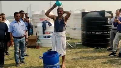 DJB official Sanjay Sharma, who was attacked by BJP MP Parvesh Verma over toxic chemicals, takes a bath with Yamuna water (Twitter) DJB official Sanjay Sharma, who was attacked by BJP MP Parvesh Verma over toxic chemicals, takes a bath with Yamuna water (Twitter)