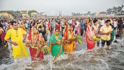 Mumbai, India - October 30, 2022: Devotees offer prayers to the sun during Chhat puja at Juhu beach in Mumbai, India, on Sunday, October 30, 2022. (Photo by Pratik Chorge/Hindustan Times) (Pratik Chorge/HT PHOTO)