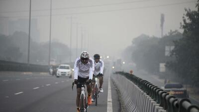 Gurugram, India, October 30: Commuters on the Delhi-Gurugram Expressway in polluted air, smog, near the Jharsa Chowk flyover, in Gurugram, India, on Sunday, October 30, 2022. (Photo by Parveen Kumar/ Hindustan Times) Gurugram, India, October 30: Commuters on the Delhi-Gurugram Expressway in polluted air, smog, near the Jharsa Chowk flyover, in Gurugram, India, on Sunday, October 30, 2022. (Photo by Parveen Kumar/ Hindustan Times)