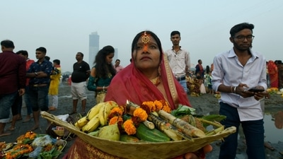 A woman praying during the Chhath puja in Noida. (Sunil Ghosh/ Hindustan Times) A woman praying during the Chhath puja in Noida. (Sunil Ghosh/ Hindustan Times)