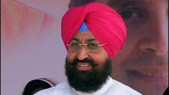 Bajwa reminded Kejriwal about his Punjab election manifesto in which he claimed to provide incentives to farmers to avoid the burning of paddy straw. (HT file photo)