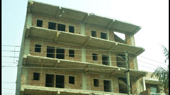 Gurugram, India – October 30, 2022: Police officials investigate a crime scene in Sector 22, Palam Vihar, where a man was allegedly shot dead at an under-construction house, in Gurugram, India, on Sunday, October 30, 2022. (Photo by Parveen Kumar/ Hindustan Times)