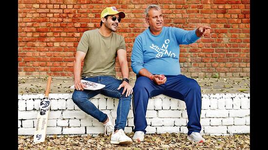 Kapur relived his good old school days with his cricket coach, Naveen Chopra, during his recent visit. (Photo: Gokul VS/HT) Kapur relived his good old school days with his cricket coach, Naveen Chopra, during his recent visit. (Photo: Gokul VS/HT)