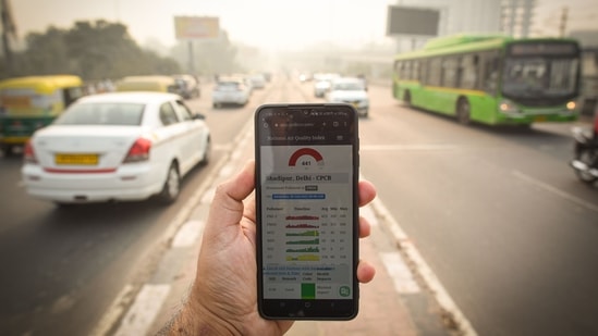 A smart phone shows the city’s Air Quality Index (AQI) from the CPCB. Pollution levels rose to the ‘severe’ category in the early hours of Saturday at Shadipur, (Sanchit Khanna/ HT photo )