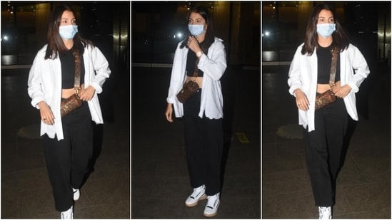 The paparazzi clicks Anushka Sharma dressed in a monochrome look at the airport. (HT Photo/Varinder Chawla)