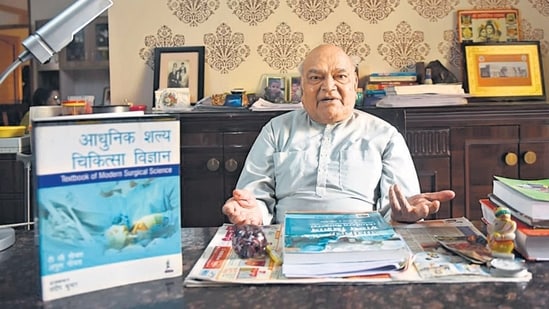 Prof Trilok Chandra Goel, 85, a former professor of surgery at King George Medical University, ( KGMU), Lucknow, is perhaps the first writer to have written books in Hindi for medical students. (HT Photo)
