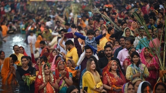 Chhath Puja 2022: Devotees perform first ‘argha’ to the setting Sun ...