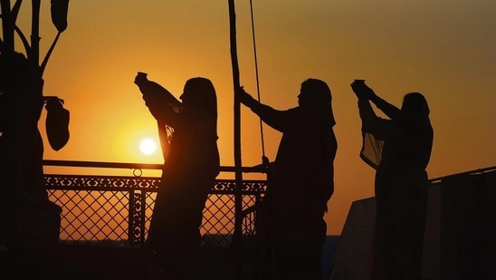 帰依者は、Chhath Puja の縁起の良い機会に、夕日に Arghya を提供します。(HT_PRINT)