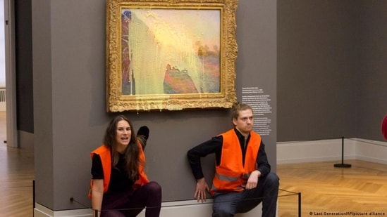 German climate activists threw mashed potatoes at a Claude Monet painting and glued themselves to the wall. (Last Generation/AP/picture alliance)