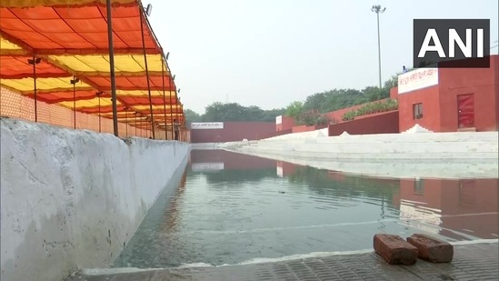 The first day of Chhath Puja is known as Kaddu Bhaat or Nahai Khai. On this day the parvaitin (the main worshiper who observes fast) cooks the Satvik Kaddu Bhaat along with pulses, and serves it as a bhog to the deity in the afternoon. (ITO ghat, Yamuna, Delhi)(ANI)
