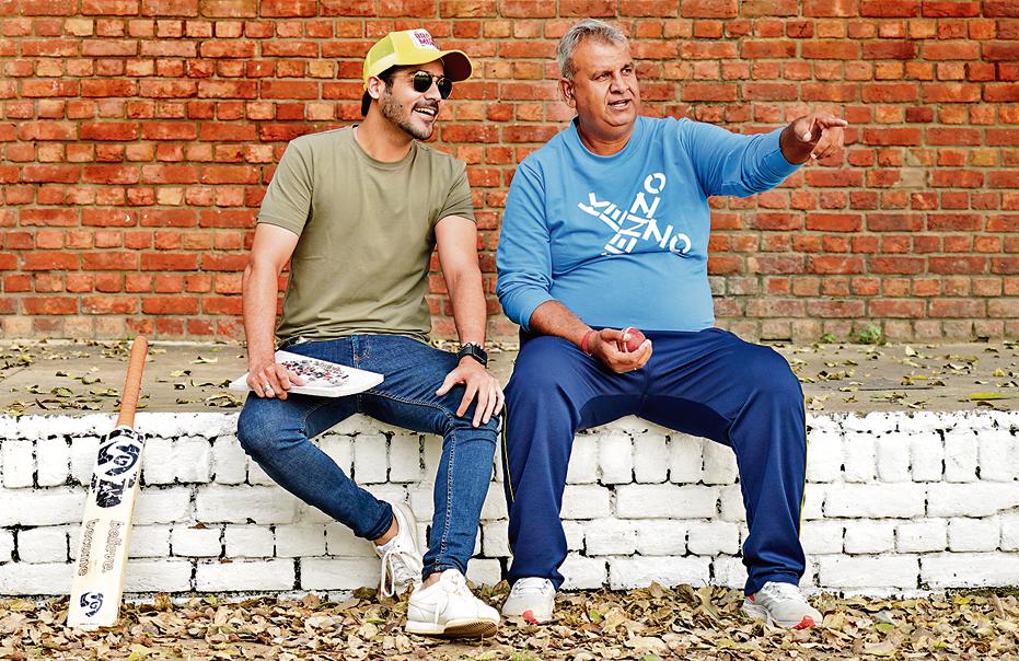 Kapur relived his good old school days with his cricket coach, Naveen Chopra, during his recent visit. (Photo: Gokul VS/HT) Kapur relived his good old school days with his cricket coach, Naveen Chopra, during his recent visit. (Photo: Gokul VS/HT)