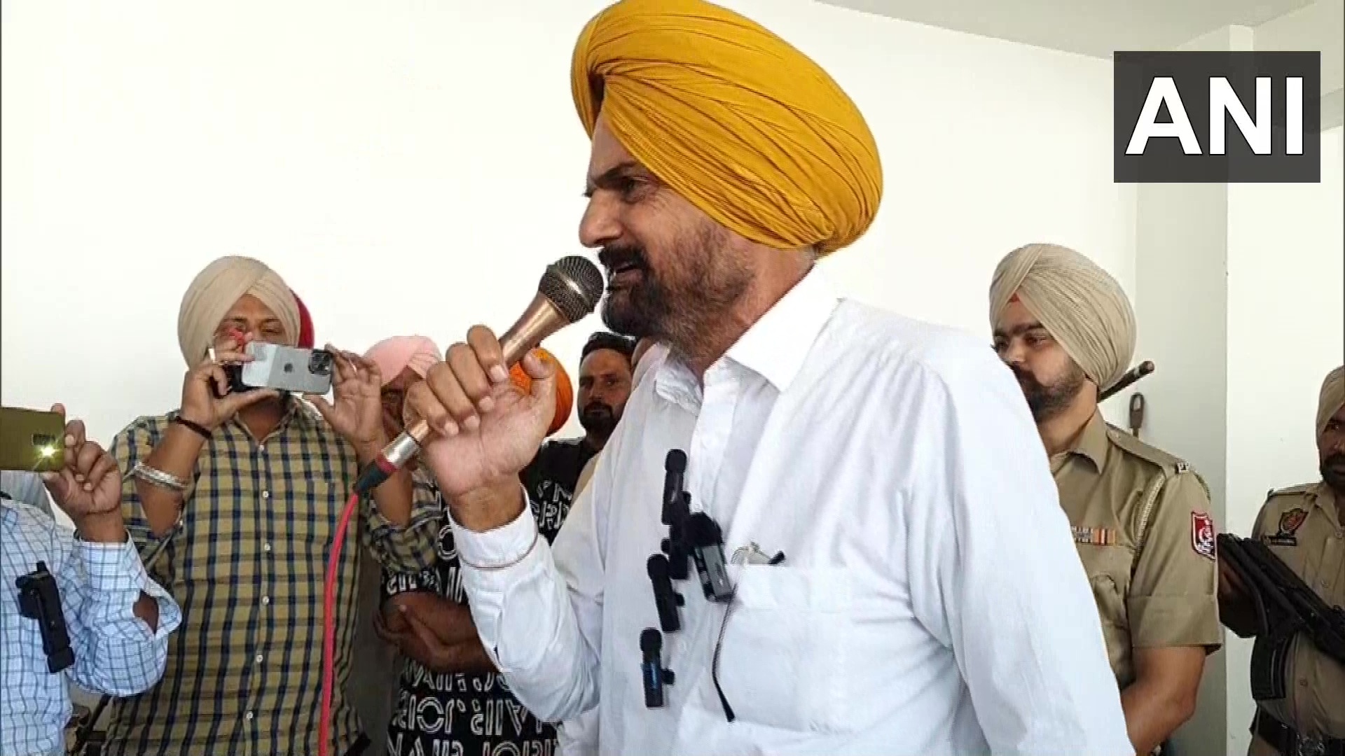 Sidhu Moose Wala's father Balkaur Singh speaks at an event. (ANI)