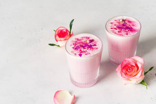 Strawberry rose and oats lassi(istockphoto)