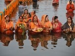 A large number of devotees offer 'Suryoday Arag' to Surya Dev in Lucknow on the last day of the 4-day Chhath puja festival at Dahi Ghat.(HT Photo/Deepak Gupta)