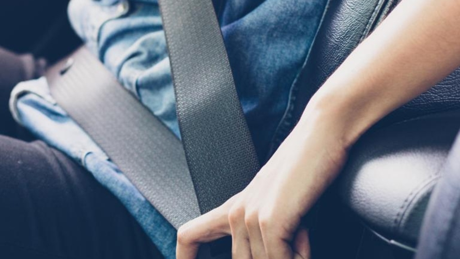 mumbai seat belt: Wearing seat belt for all car passengers to become  compulsory in Mumbai from tomorrow - The Economic Times