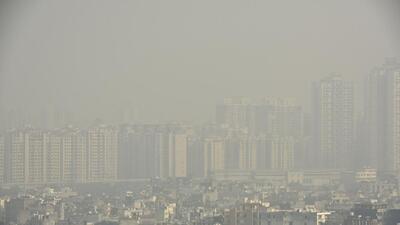 Smog envelopes the Noida skyline on Monday, for the fifth consecutive day. (Sunil Ghosh/HT Photo)