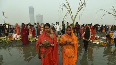 Noida, India – October 30, 2022: Devotees perform rituals in the Yamuna River at Kalindi Kunj on the occasion of Chhath Pooja, in Noida, India, on Sunday, October 30, 2022. (Photo by Sunil Ghosh/ Hindustan Times) Noida, India – October 30, 2022: Devotees perform rituals in the Yamuna River at Kalindi Kunj on the occasion of Chhath Pooja, in Noida, India, on Sunday, October 30, 2022. (Photo by Sunil Ghosh/ Hindustan Times)