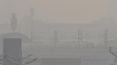 A dense blanket of smog shrouds Kaushambi in Delhi in the early hours of Sunday. (Sanjeev Verma/HT Photo) A dense blanket of smog shrouds Kaushambi in Delhi in the early hours of Sunday. (Sanjeev Verma/HT Photo)