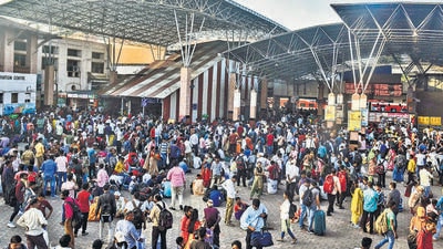 Crowd at Pune railway station during Diwali season. (HT FILE PHOTO) Crowd at Pune railway station during Diwali season. (HT FILE PHOTO)