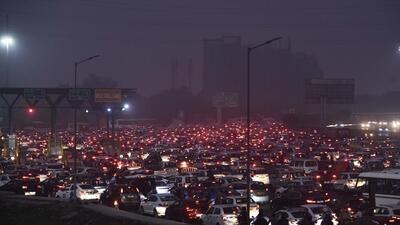According to the Central Pollution Control Board (CPCB)’s 4pm bulletin, the AQI in Gurugram was 376 on Monday, a further rise from Sunday’s 327. On CPCB’s Sameer app, of the three functional AQI monitors in the city, two hit ”severe” levels after 8pm on Monday. (Vipin Kumar/HT Photo)