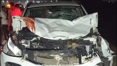 Seven warkaris were killed while eight others sustained injuries after a car rammed into a group (dindi) near Junoni village in Sangola tehsil of Solapur district on Monday evening. (HT)