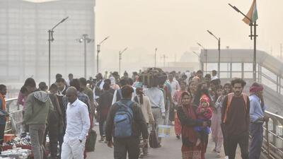 Commuters in Anand Vihar, the most polluted area in Delhi, on Sunday. (Sanjeev Verma/HT Photo) Commuters in Anand Vihar, the most polluted area in Delhi, on Sunday. (Sanjeev Verma/HT Photo)